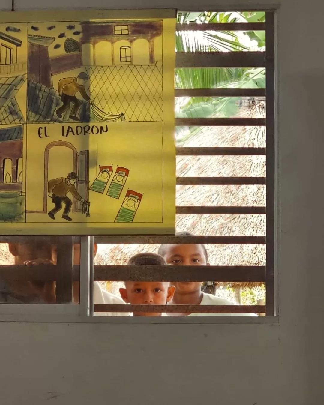 Dos niños mirando fijamente a través de la ventana 