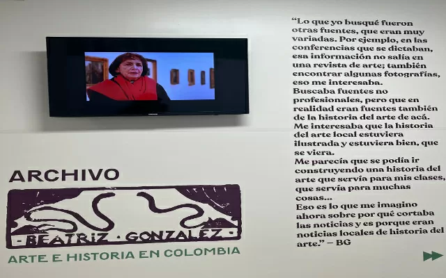 Foto a color, en el Centro Cultural de Bucaramanga, sobre el archivo de Beatriz González 