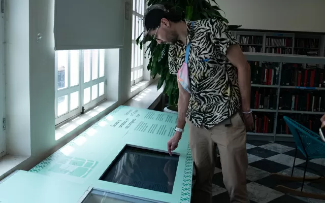 Dispositivos digitales inmersivos en la Biblioteca Bartolomé Calvo de Cartagena, para explorar el pasado de la casa que alberga el Museo del Oro Zenú.