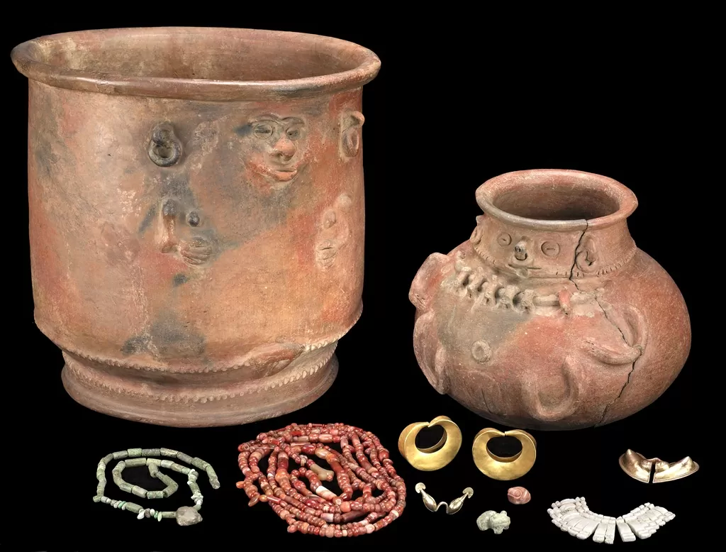 Vasijas y urnas funerarias del periodo Tairona, 900 d.C. - 1600 d.C.