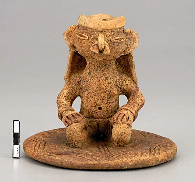 Tapa de urna funerario con una figura de mujer sentada sobre sus tobillos