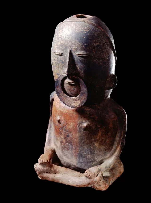 Figura humana en cerámica sentada con una nariguera 