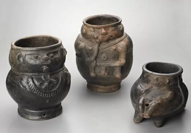 Vasijas de cerámica en forma humana provenientes de la Sierra Nevada de Santa Marta