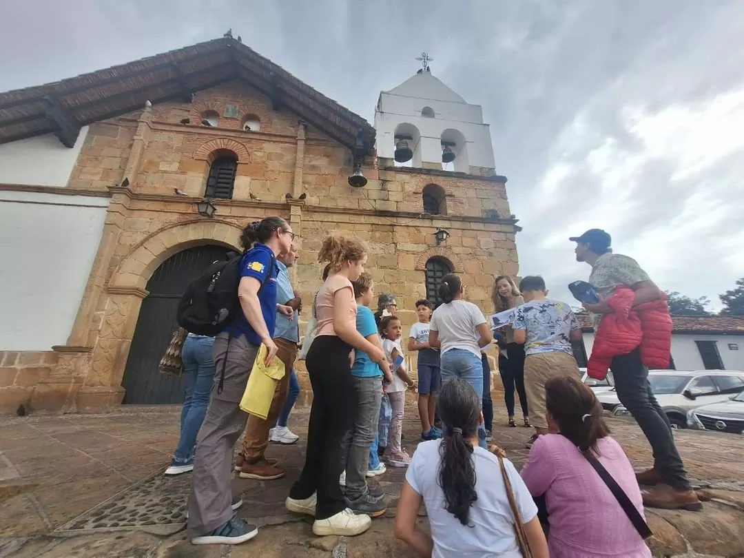 Foto a color de personas, reunidas, conversando sobre la colección Carlos Eslava Flórez