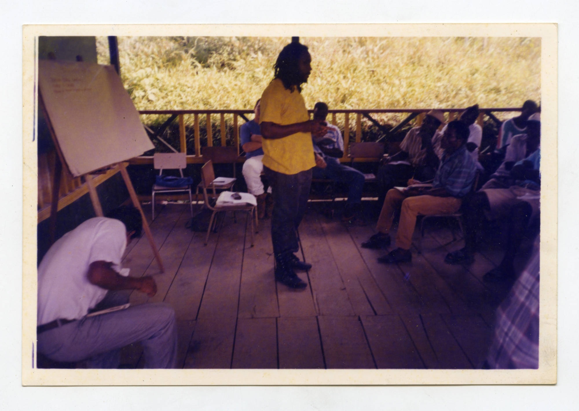 Asistentes a taller de resolución de conflictos con la población del Consejo Comunitario del río Naya en 1997. Entre los fotografiados, Carlos Rosero, miembro dirigente del PCN, y Eduardo Aponte, abogado. Imagen exclusiva de divulgación, prohibido su uso.