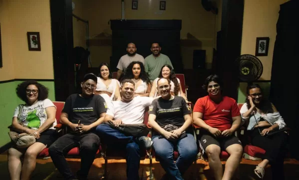 Un grupo de personas en la Casa Teatro Cofradía.