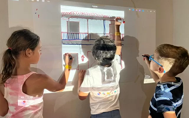 Niños dibujando sobre la pared