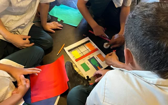 Niños dibujando una casa colonial 