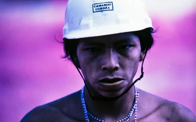 Fotografía donde se ve un indígena usando un casco blanco