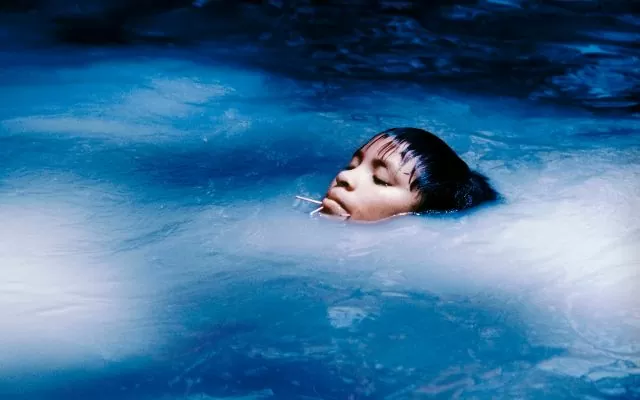 Fotografía donde se ve la cabeza de un niño yanomami sumergido en un río