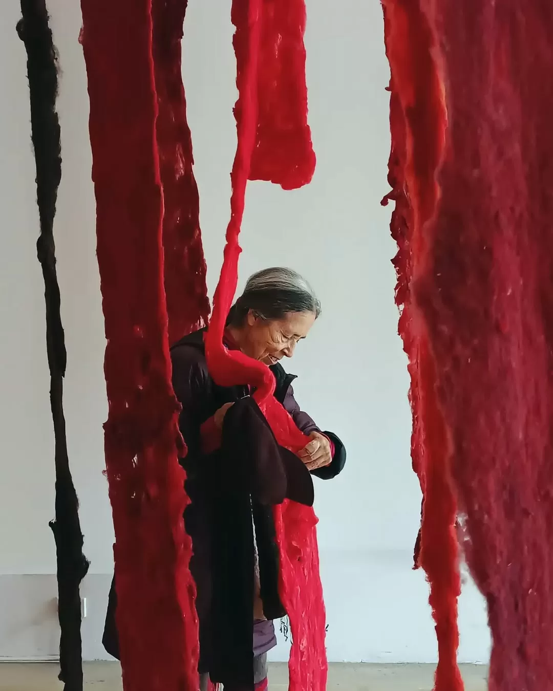 Foto a color de Cecilia Vicuña, 'Veroír el fracaso iluminado', 2022