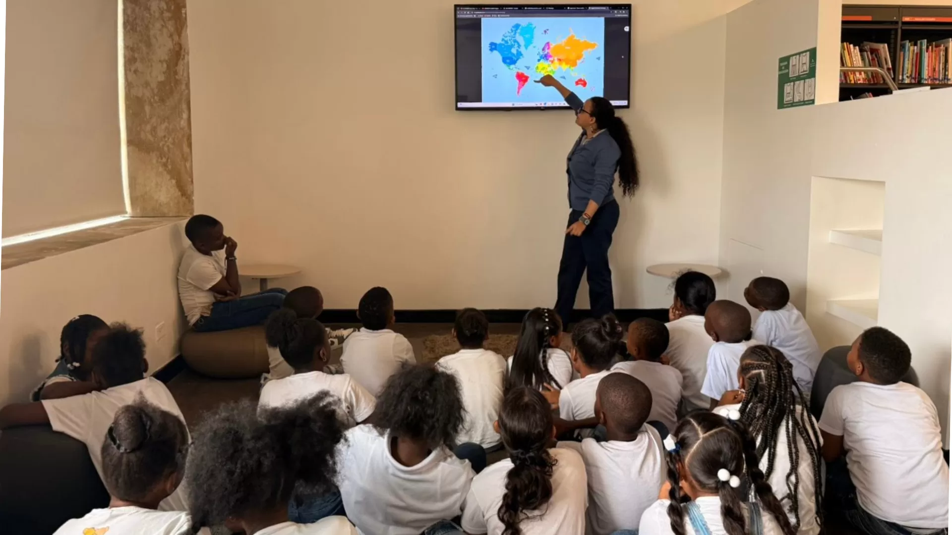 persona señalando un mapa y personas sentadas 