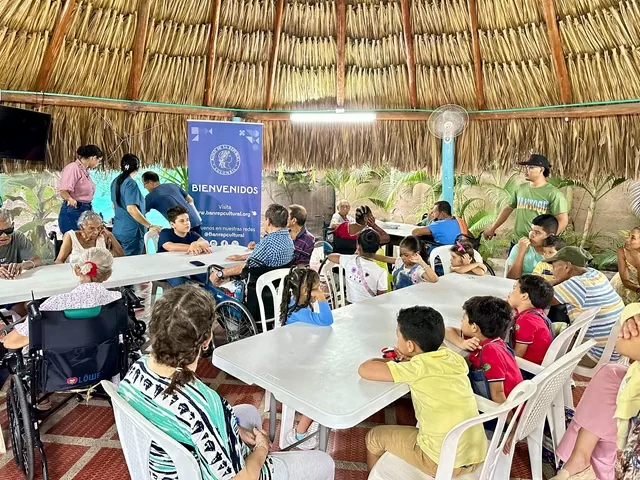Grupo de adultos mayores y niños participando en un taller 