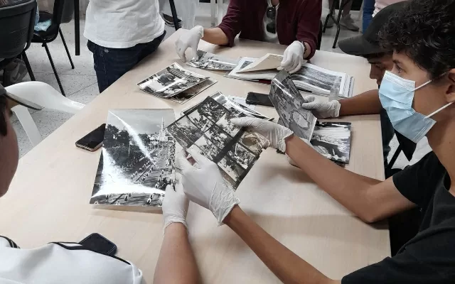 Usuarios del Centro de Documentación consultan el archivo fotográfico