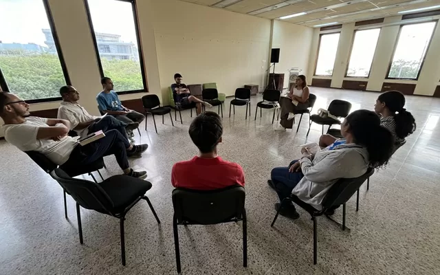 Grupo de personas sentadas en círculo 