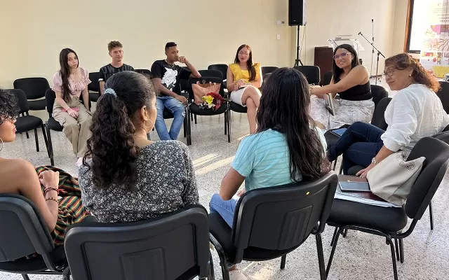Grupo de personas en el club de lectura Gabriel García Márquez 