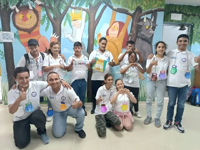 Grupo de personas del club de lectura inclusivo