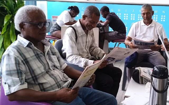 Hombres leyendo en Club de periódicos de Buenaventura