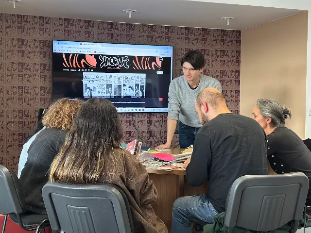 Personas asistentes al club de lectura visual BLAA, junto con el mediador