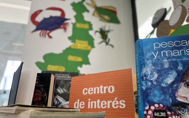 Libros y ambientación sobre cocina tradicional del Pacífico