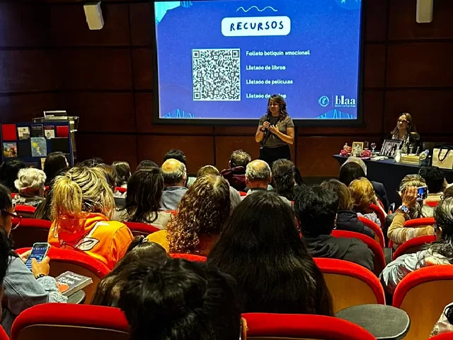 Conferencista en el auditorio de audiovisuales del servicio formación ciudadana blaa