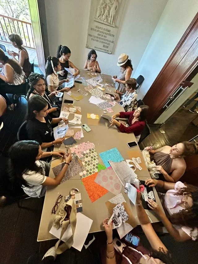 Grupo de personas recortando papeles