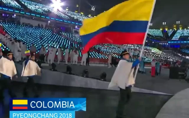 Delegación de Colombia vistiendo ruanas en la ceremonia inaugural de los Juegos Olímpicos de Invierno 2018.