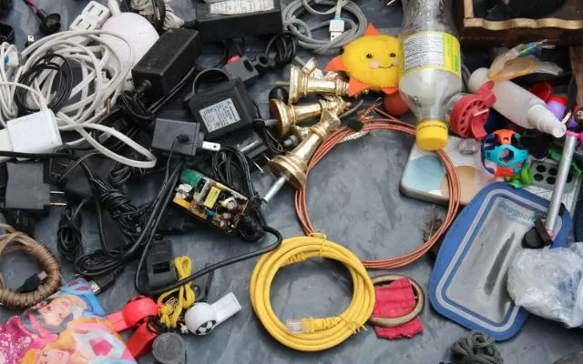 fotografía donde se ven varios elementos como cables, cargadores