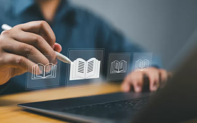 Hombre, frente a un computador, dando clic a un recuso electrónico 