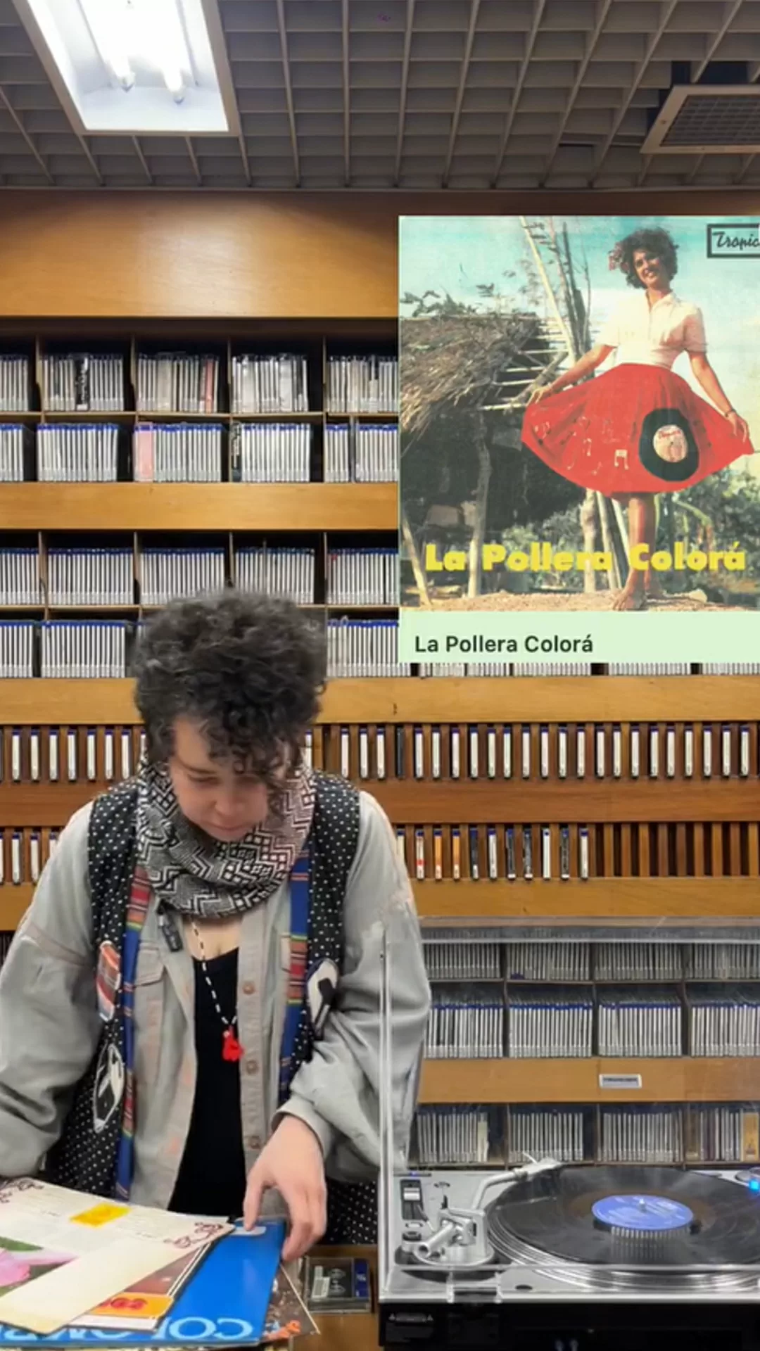 Daniela peña frente a un tocadiscos 