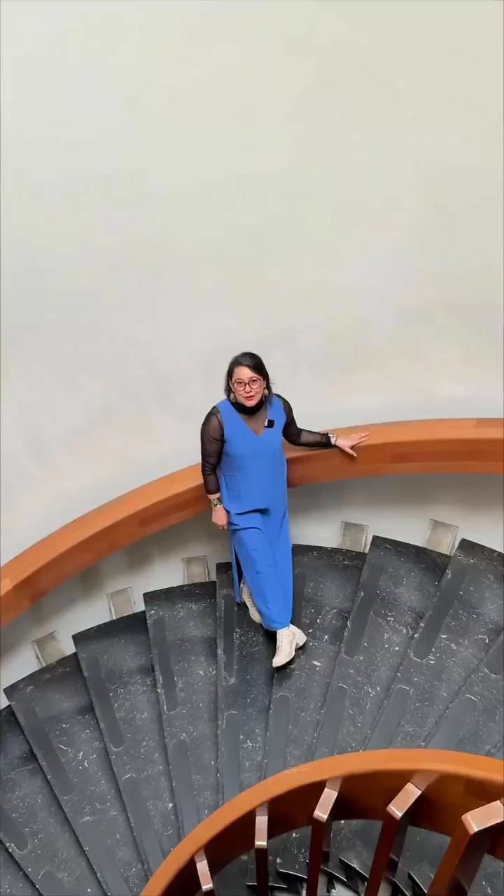 Imagen de mujer en escaleras hablando del concierto del Ensamble Bravade