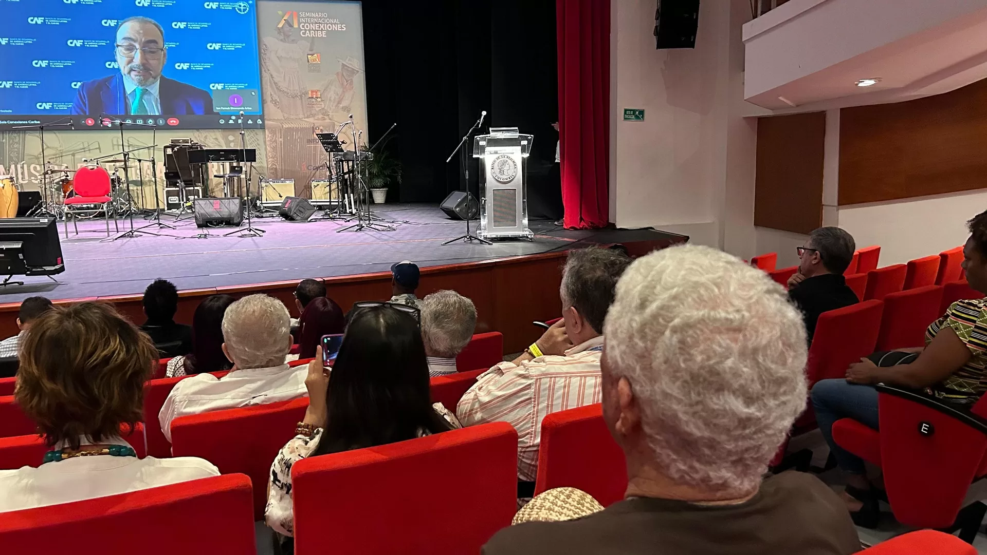 Grupo de personas frente a una tarima donde se realizaron las presentaciones del Seminario Conexiones Caribe