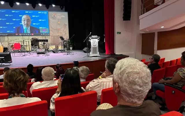 Un grupo de personas en un auditorio 