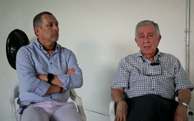 César Velandia, Gabriel Gallego y Juan Manuel Sarmiento, hablando en una conferencia sobre el cable aéreo que une a Mariquita con Manizales 