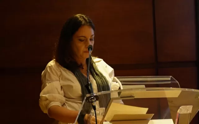 Paula Jimena Matiz, en un podio, durante una conferencia sobre patrimonio cultural 