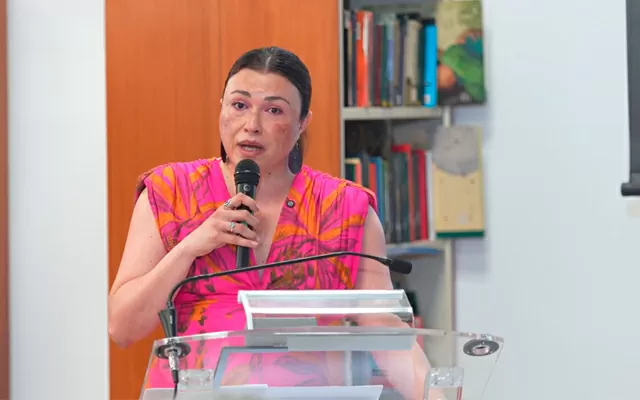 Lina María Britto, hablando en una conferencia, en el marco de los 60 años de La Guajira 