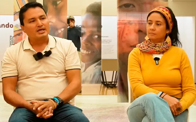 Conferencistas hablando sobre memoria viva, en el marco de la exposición Trazos sobre piedra