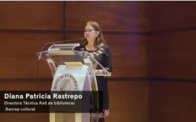 Diana Patricia Restrepo, en el podio, hablando sobre las colecciones patrimoniales 