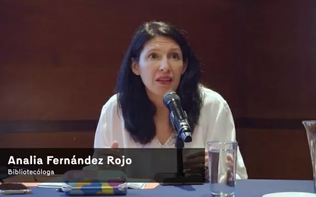 Analía Fernández Rojo, durante una conferencia, hablando sobre patrimonio documental 
