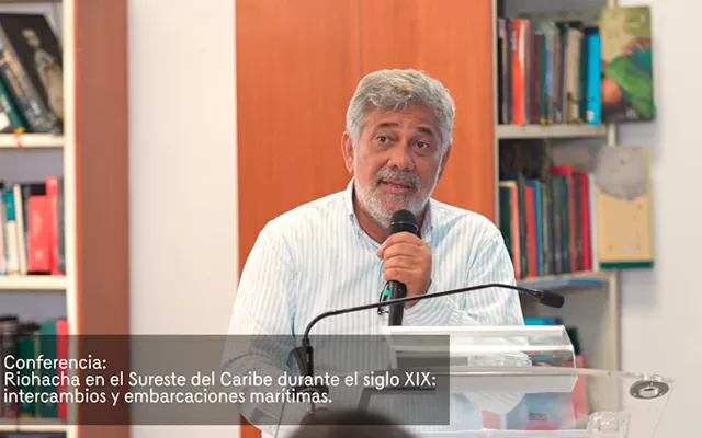 Conferencista en una ponencia, en el marco del cumpleaños 60 del departamento, en el Centro Cultural de Riohacha
