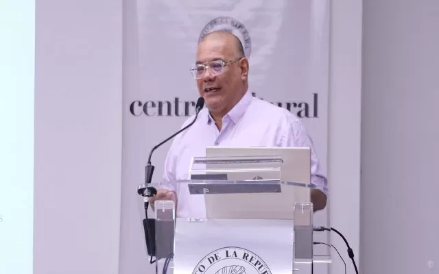 Imagen a color de Germán Alberto Gil Gonzáles, dando una conferencia en Neiva, sobre los orígenes de la tambora 