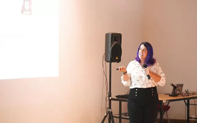 Nerea Luis, española, dando una conferencia en la BLA