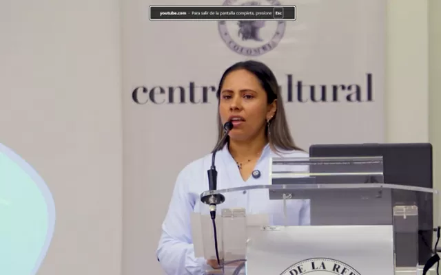 Moderadora en un podio, durante una conferencia del Centro Cultural de Neiva 