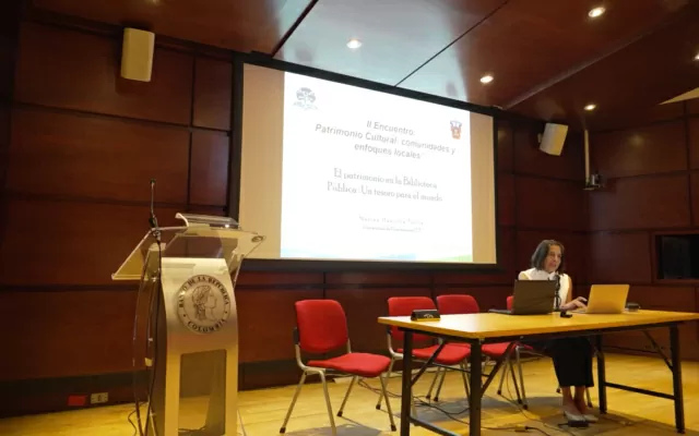 Marina Mantilla, historiadora, hablando en una conferencia sobre su experiencia en la difusión del patrimonio documental 