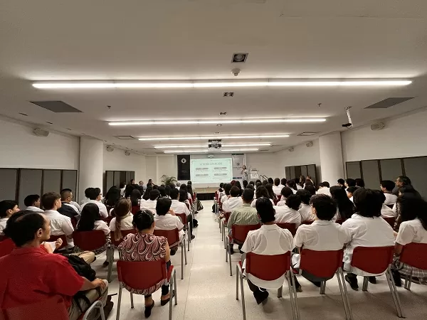 Conferencia en el auditorio de Neiva.