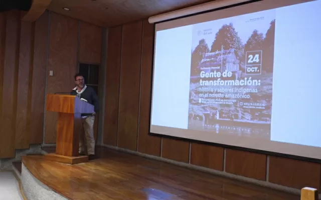 Conferencista durante una reunión sobre saberes indígenas 