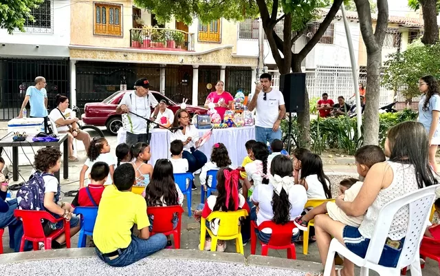 Grupos de personas reunidas en un parque 