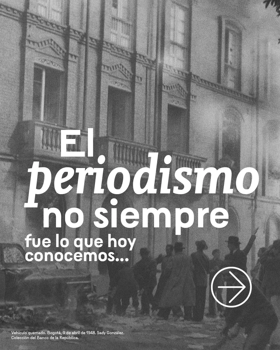 Foto a blanco y negro de un vehículo quemado