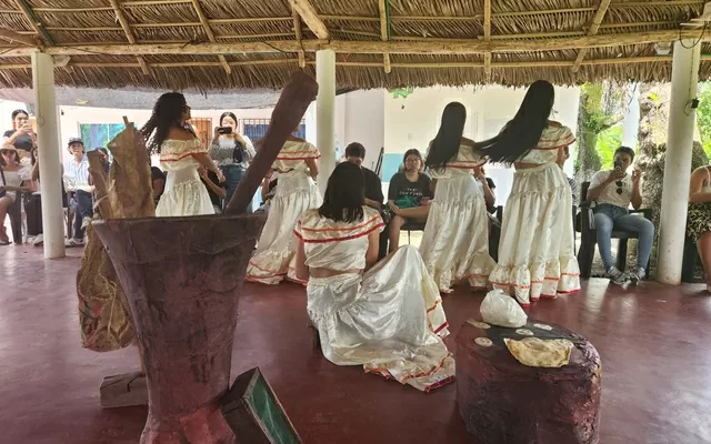 Seis mujeres realizando la danza del Casabe en San Zenón, Magdalena