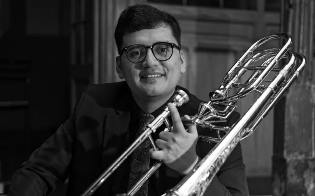 Retrato de musico a blanco y negro sosteniendo el trombón bajo 